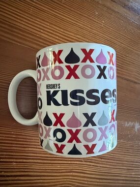 HERSHEYS XL White Ceramic Mug with Red & Pink XOXO Design